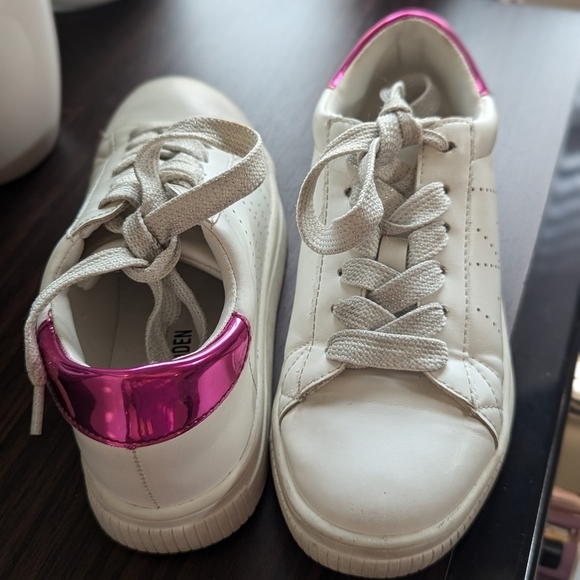 Girls Steve Maddenplatformwhite sneakers with pink heel accent. - Picture 2 of 9